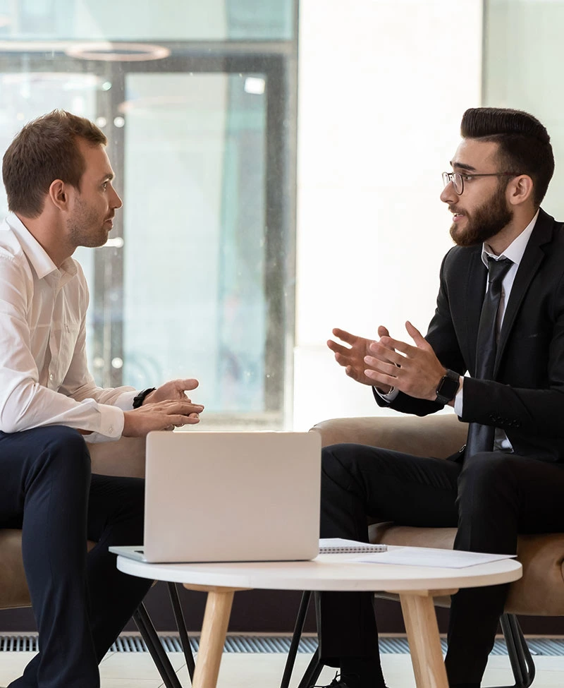discussion entre un conseiller et un chef d'entreprise sur les solutions de financement