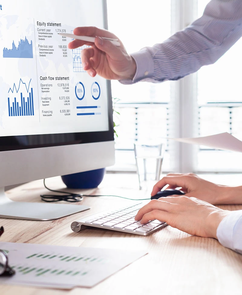 Tableaux d'optimisation des moyens de financement affichés sur un écran d'or