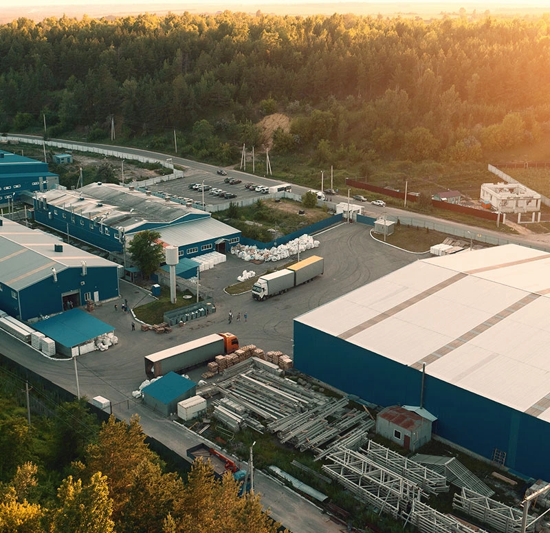 vue aérienne de bâtiments de stockage