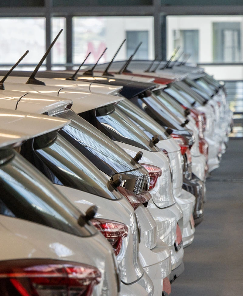 véhicules dans un parking couverts par des assurances de véhicules professionnels