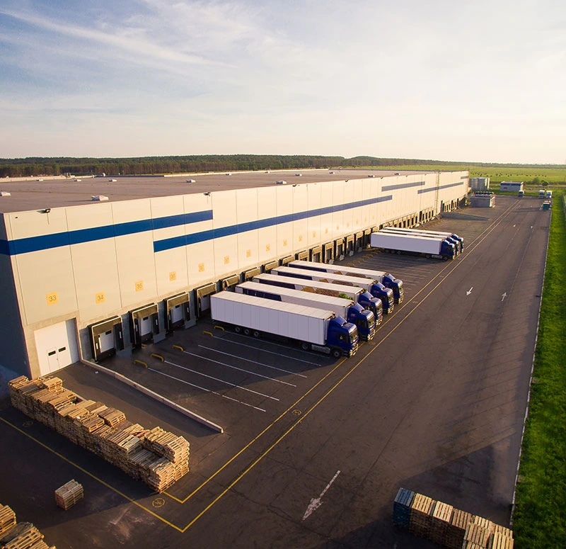 camions garés devant une plateforme de chargement logistique