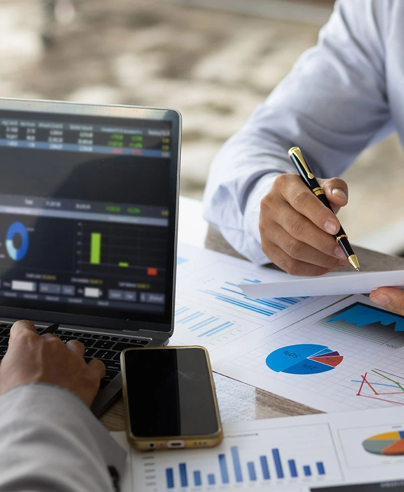 expert travaillant à l'optimisation de trésorerie pour le compte d'une entreprise