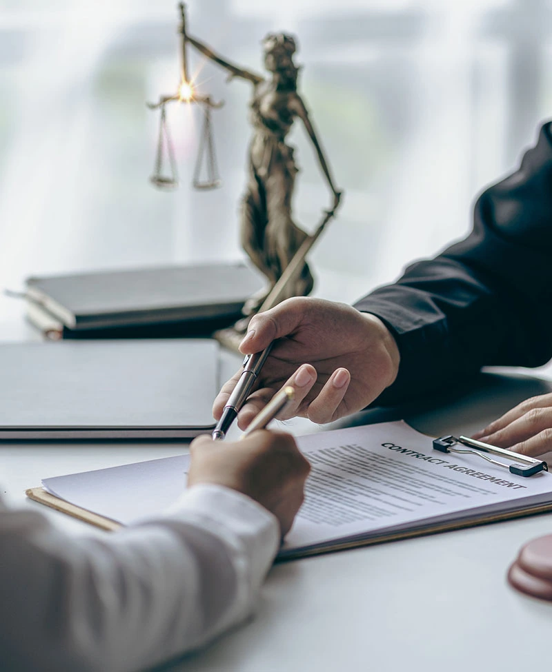 deux personnes signent un contrat de protection juridique