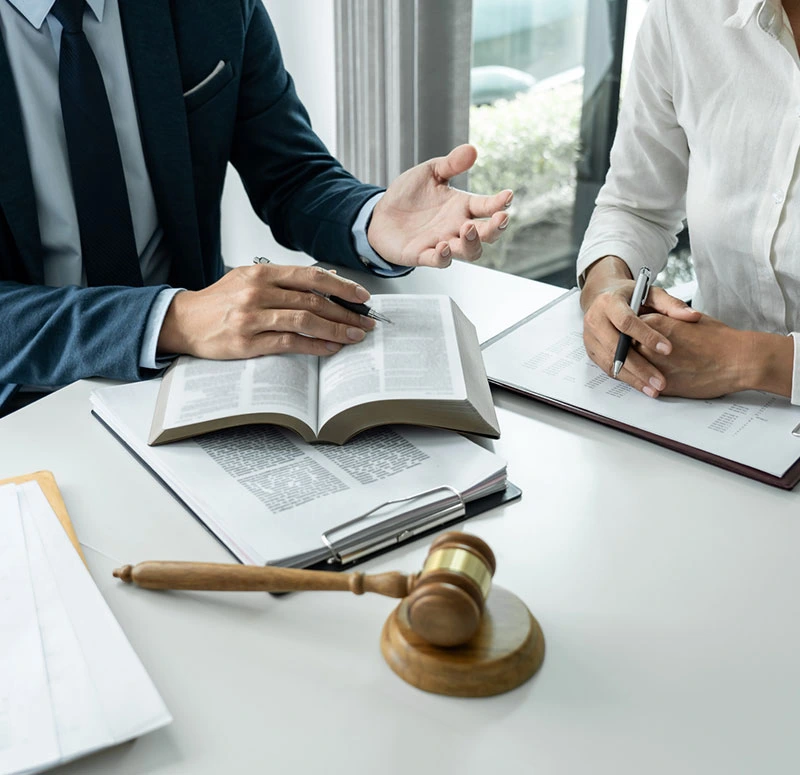 personnes discutant sur la base d'un code juridique