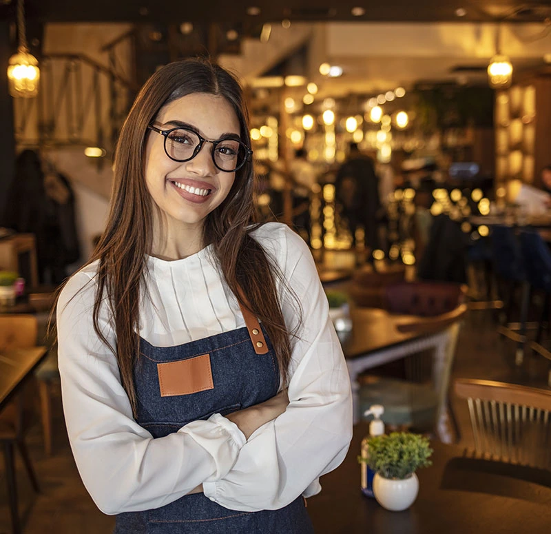 jeune restauratrice démarrant son activité grâce à des emprunts bancaires